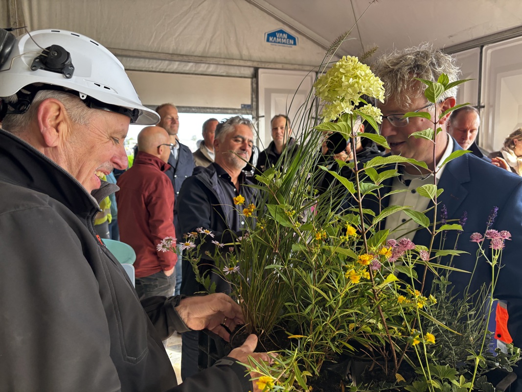 Alle bouwteammedewerkers kregen namens Novatec als bedankje een plant aangeboden uit eigen kwekerij