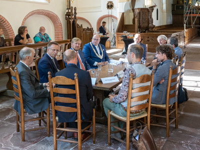 Koning Willem-Alexander brengt bezoek aan aardbevingsgebied Middelstum