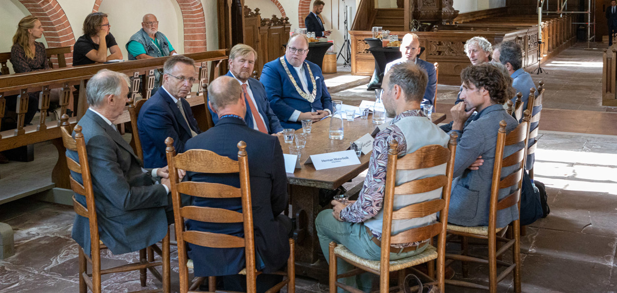 Koning Willem-Alexander brengt bezoek aan aardbevingsgebied Middelstum