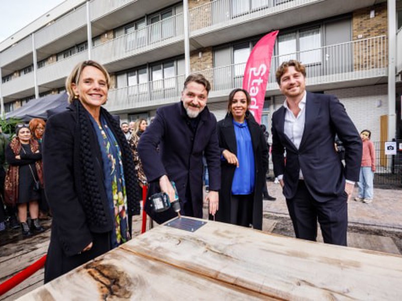 Anne Wilbers, Fatimzahra Baba, Emre Ünver (stadsdeelvoorzitter Nieuw-West) en Reinier van Dantzig (foto: Marcel Israel Fotografie).  