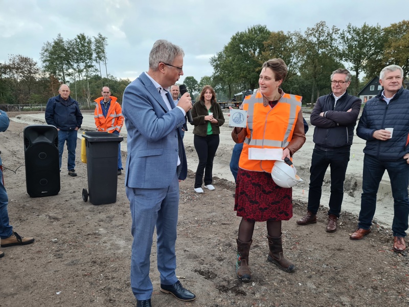 Dirk Jan de Rouwe (BGDD) overhandigt een tegeltje gemaakt van Makkumer aardewerk