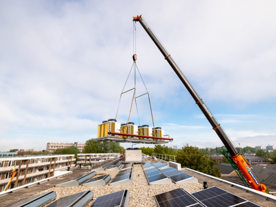 Bijzonder moment bij woningverbetering in Leeuwarden: achttien warmtepompen geplaatst