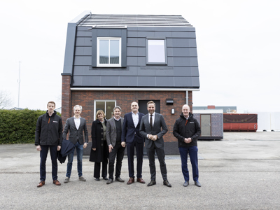 Minister Hugo de Jonge bezoekt als eerste de houten woning van Bouwgroep Dijkstra Draisma die meer CO2 opslaat dan uitstoot