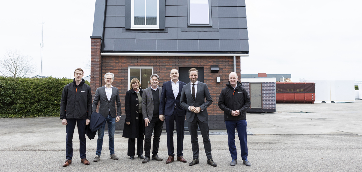 Minister Hugo de Jonge bezoekt als eerste de houten woning van Bouwgroep Dijkstra Draisma die meer CO2 opslaat dan uitstoot