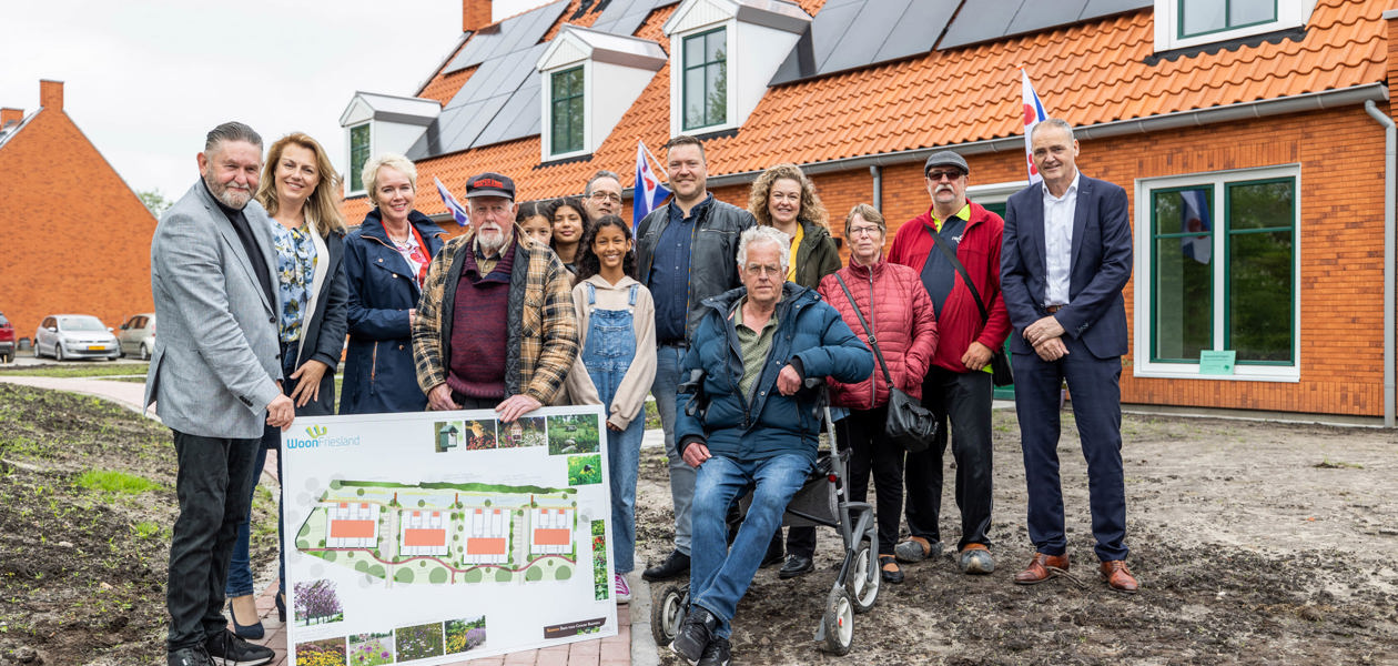 Bewoners nieuwbouw ‘reade hûskes’ in Mûnein plukken de vruchten van groene straat