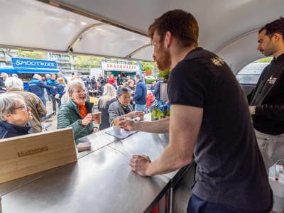 Bewoners vieren samen met Elkien en Dijkstra Draisma oplevering Canadezenlaan