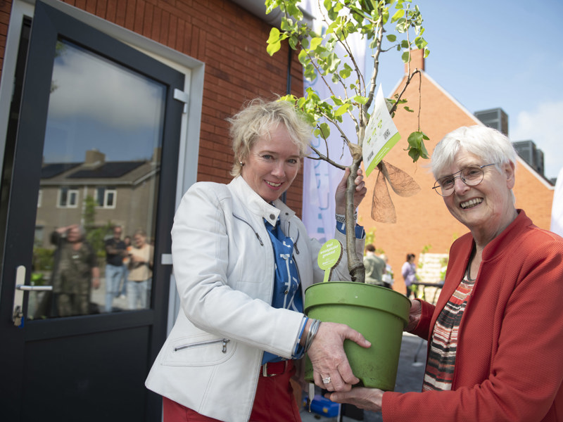 Sigrid Hoekstra (links) met een nieuwe bewoner