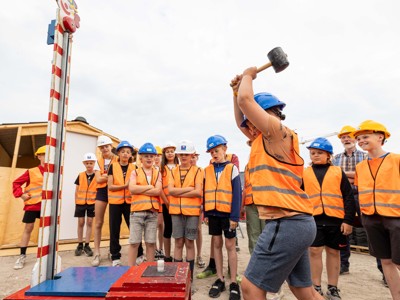 Opening kinderbouwplaats BouwBase op bouwplaats zwemcentrum De Welle in Drachten