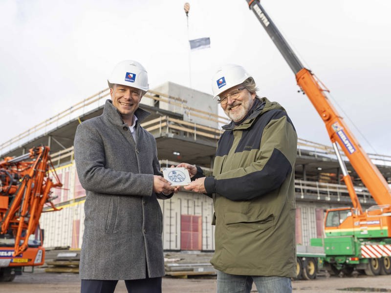 Sjouke Sijtsma overhandigde namens Bouwgroep Dijkstra Draisma het symbolische tegeltje aan Niek Kuizenga, als aandenken aan dit moment. (fotografie: IMAZZO)