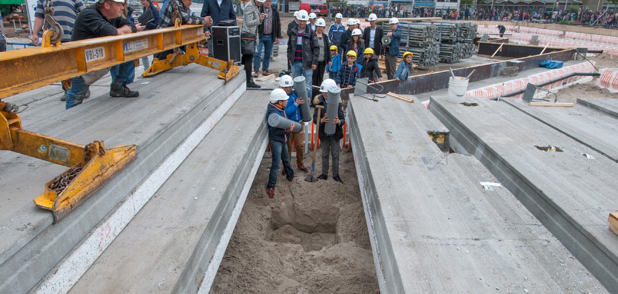 Feestelijke starthandeling bij de nieuwbouw kindercluster Ibisdreef Utrecht