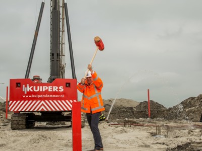 Eerste paal Afsluitdijk Wadden Center in de grond