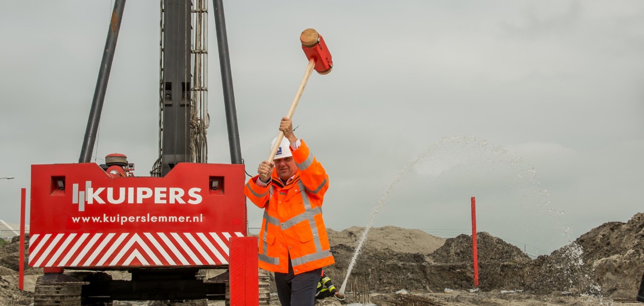 Eerste paal Afsluitdijk Wadden Center in de grond