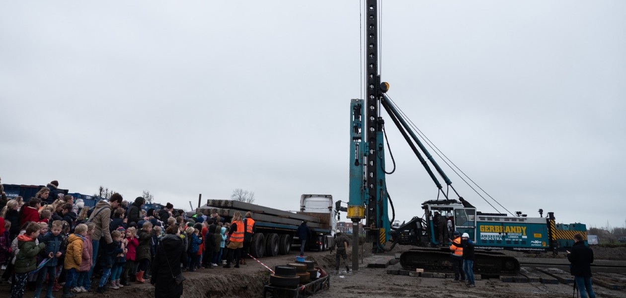 Wethouder Hilde Tjeerdema slaat eerste paal gasloos Integraal Kindcentrum De Sprong in Leeuwarden