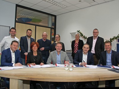 Contracten ondertekend: Bouwgroep Dijkstra Draisma bouwt het nieuwe gasloze Kindcentrum in Kollum