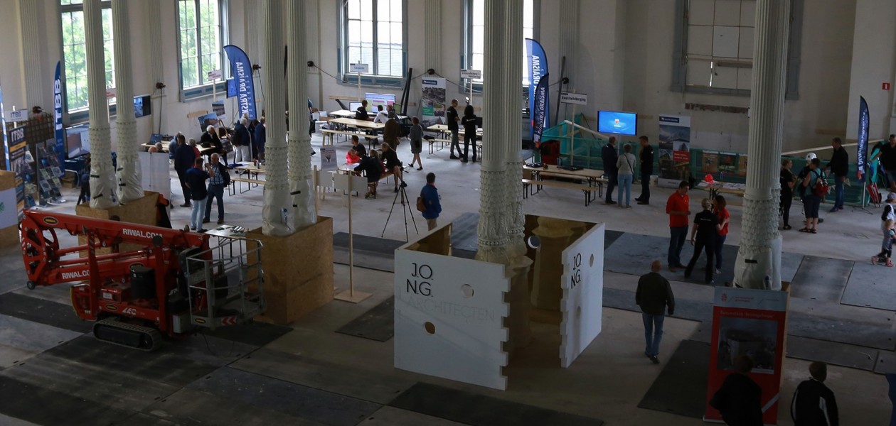 Veel bezoekers voor Beursgebouw in Leeuwarden tijdens Dag van de Bouw