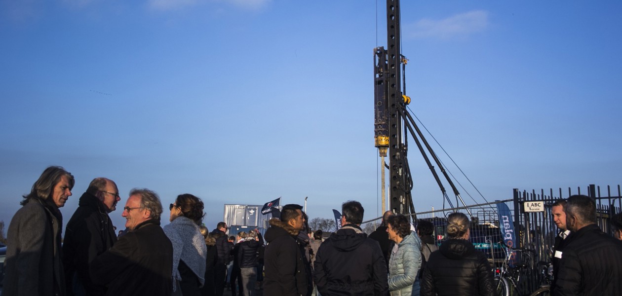 Toekomstige bewoners vieren eerste paal wooneiland Houkepoort in Sneek