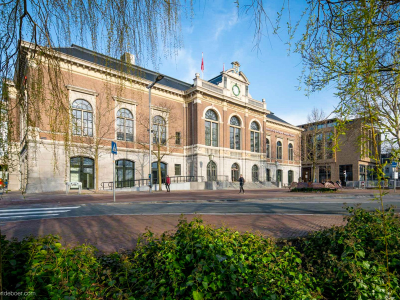 In 2019 leverden we het eerste gasloze monumentale onderwijsgebouw in Nederland op voor de RUG Campus Fryslân. (Foto: Egbertdeboer.com)