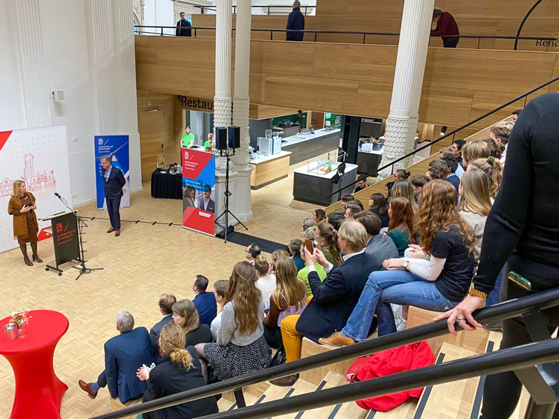 Stientje van Veldhoven in de Campus Fryslân in Leeuwarden