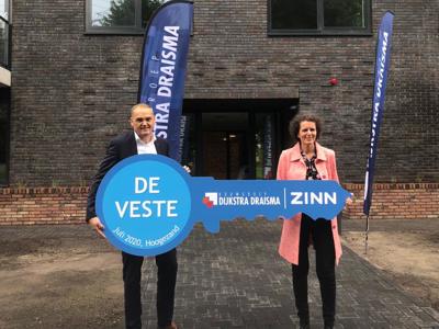 Symbolische sleuteloverdracht tijdens oplevering ZINN-locatie de Veste in Hoogezand