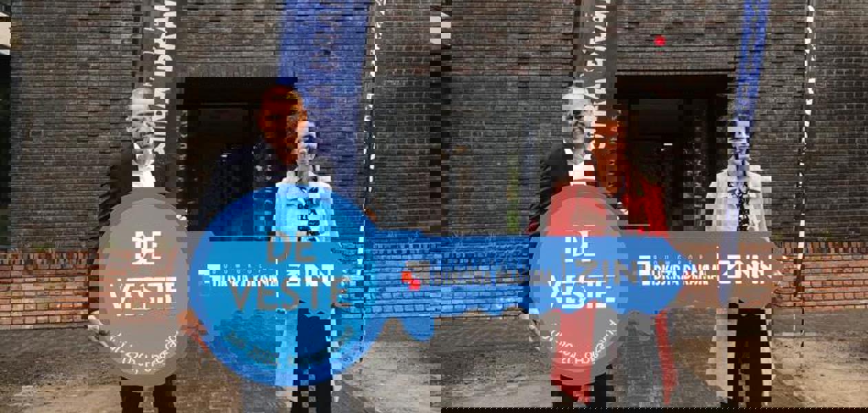 Symbolische sleuteloverdracht tijdens oplevering ZINN-locatie de Veste in Hoogezand