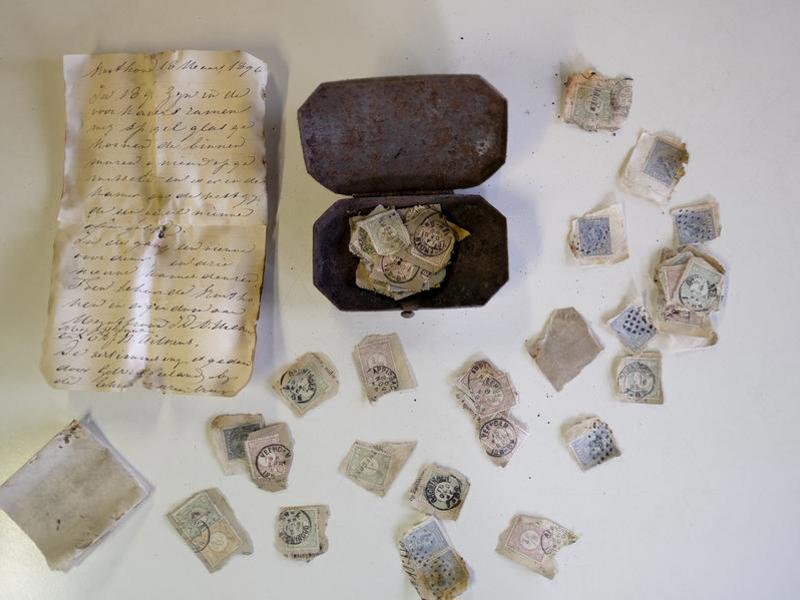 H. Nieland verstopte een ijzeren doosje onder de keukenvloer van borg Rusthoven, met daarin twee brieven en een heleboel postzegels. Foto: Janna Bathoorn
