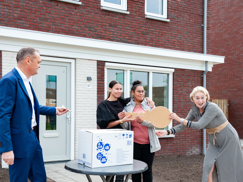 Bewoners met links Biense Dijkstra en rechts Wethouder Annalies Usmany-Dallinga