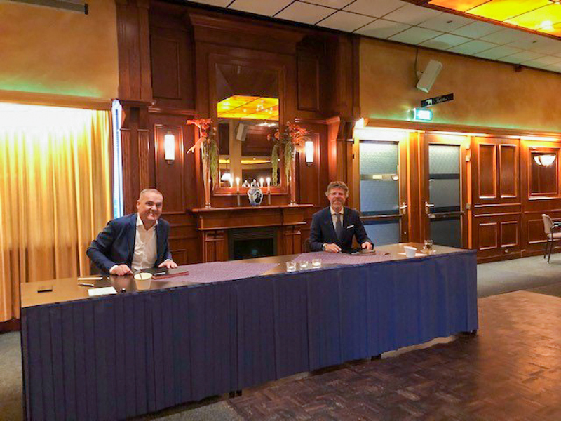 Links Biense Dijkstra en rechts burgemeester Ard van der Tuuk