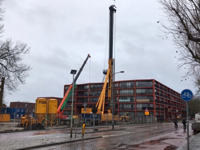 Eerste paal in de grond van appartementen Antillenstraat/Korreweg voor Lefier