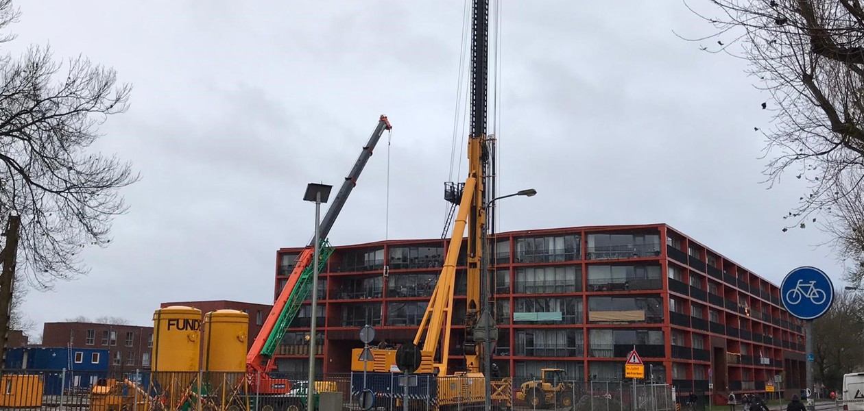 Eerste paal in de grond van appartementen Antillenstraat/Korreweg voor Lefier