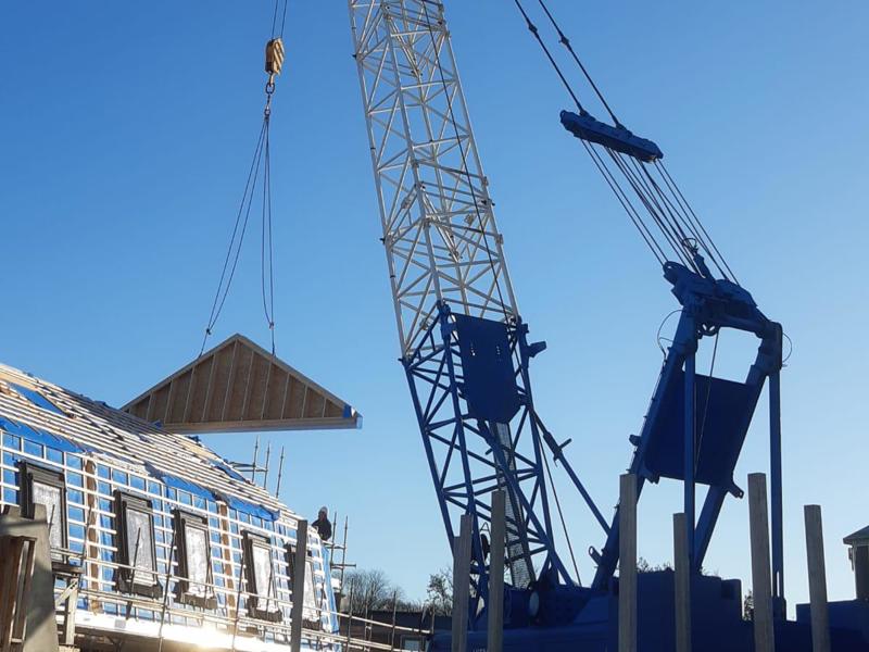 De gevels uit de fabriek in Dokkum worden in Joure geplaatst.