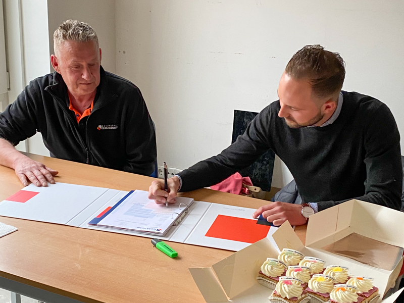 Pieter Hellinga (uitvoerder BGDD) en Jelle Jelsma (projectleider kwaliteit Elkien) tekenen voor de oplevering.
