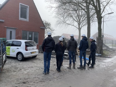 Bouwstudenten van ROC Friese Poort te gast voor een praktijkles 'Luchtdicht Bouwen'