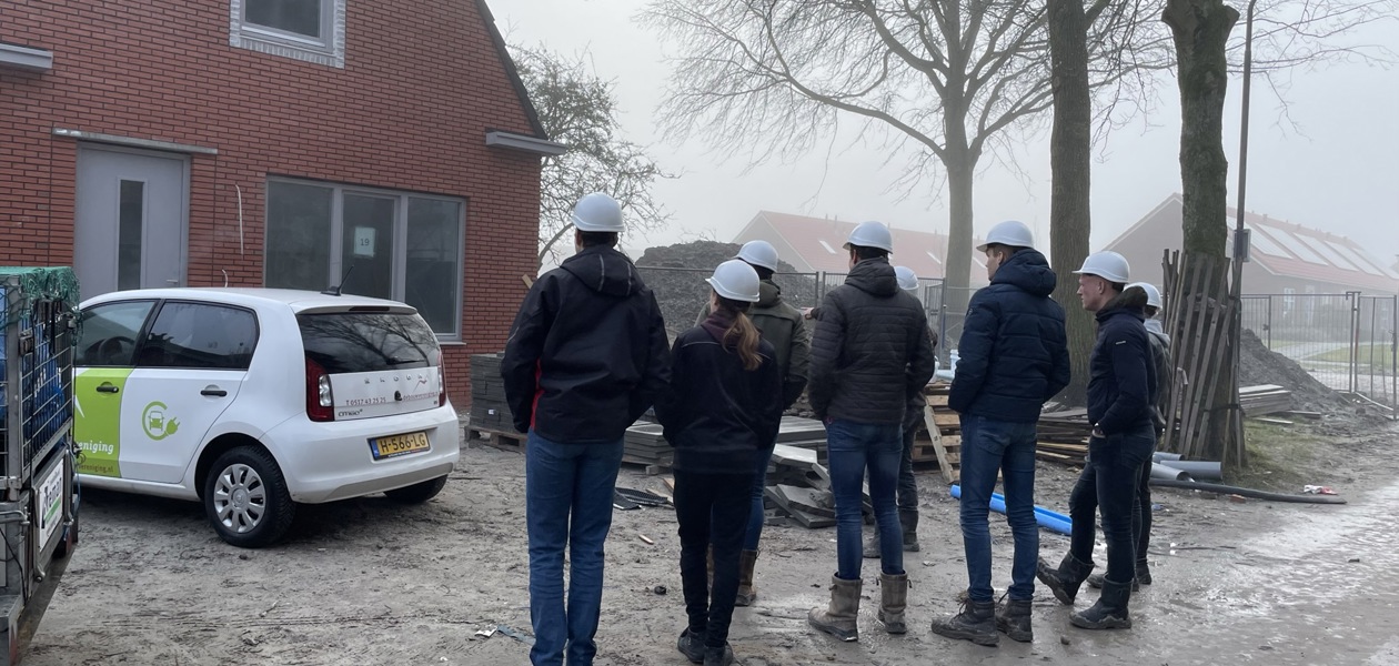 Bouwstudenten van ROC Friese Poort te gast voor een praktijkles 'Luchtdicht Bouwen'