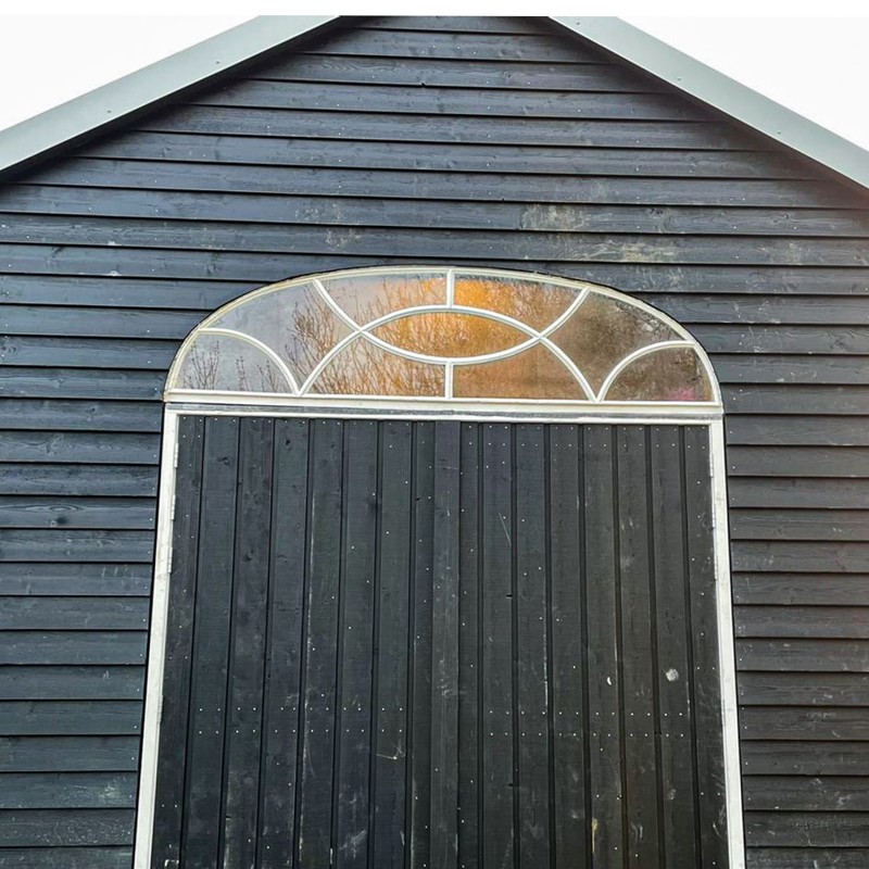 Leuk detail: De gietijzeren stalramen zijn afkomstig van de oude boerderij en krijgen dus op deze manier een waardevolle bestemming.