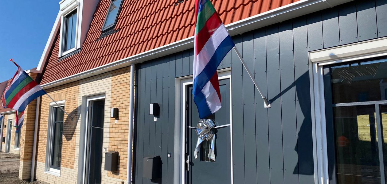 WoonFriesland geeft sleutels uit van 16 nieuwe gasloze huizen op Schiermonnikoog