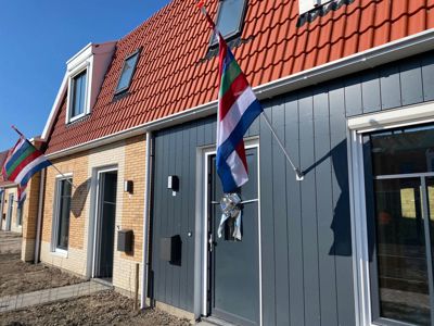 WoonFriesland geeft sleutels uit van 16 nieuwe gasloze huizen op Schiermonnikoog