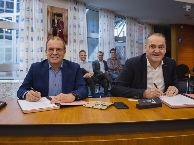 Ondertekening contract door wethouder Bert Nederveen en Biense Dijkstra